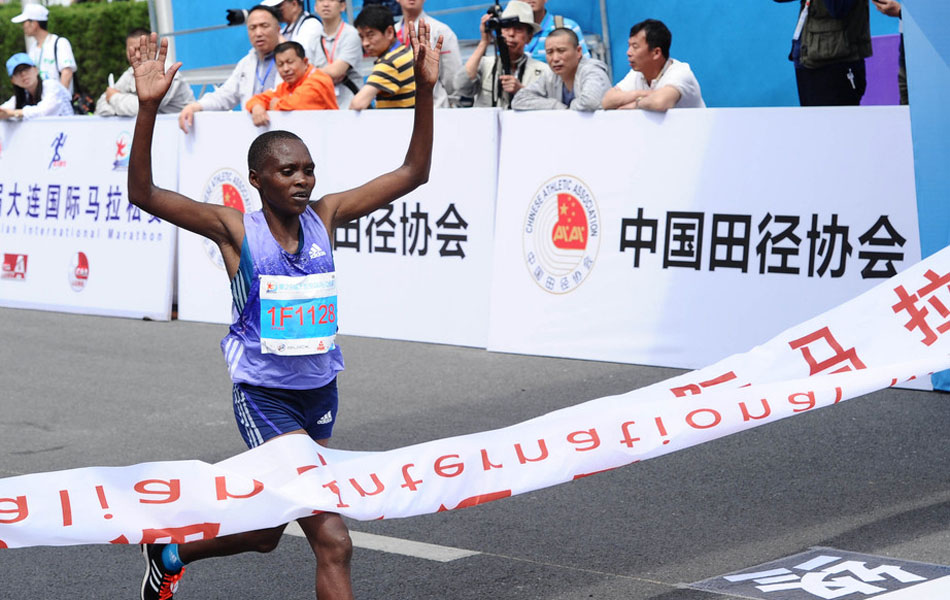 第29届大连国际马拉松:2万多名运动员参赛