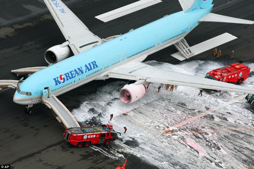 大韓客機在日本機場起火