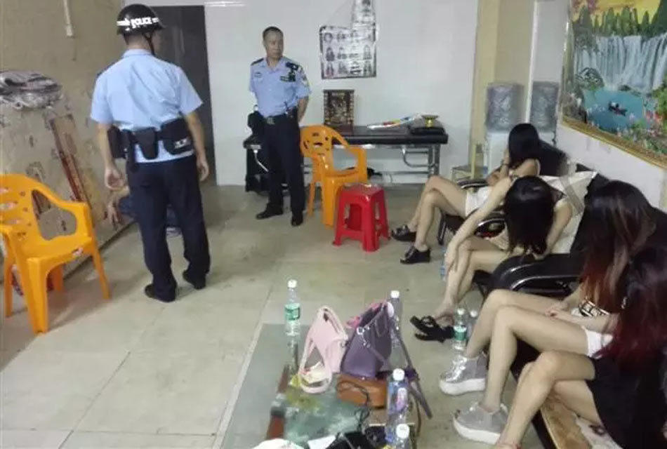 广东扫黄再捣3淫窝被抓女子长发掩面