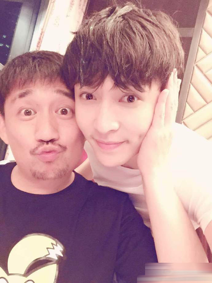 黄磊张艺兴自拍萌一脸黄磊还瞪大眼睛嘟嘴玩亲亲