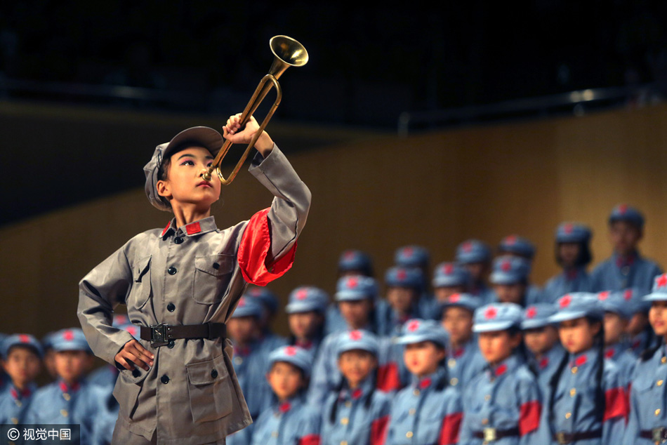 山东:小学生集体穿军装唱红歌庆儿童节