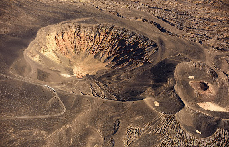 美国男子航拍死亡谷火山口:景观令人震惊