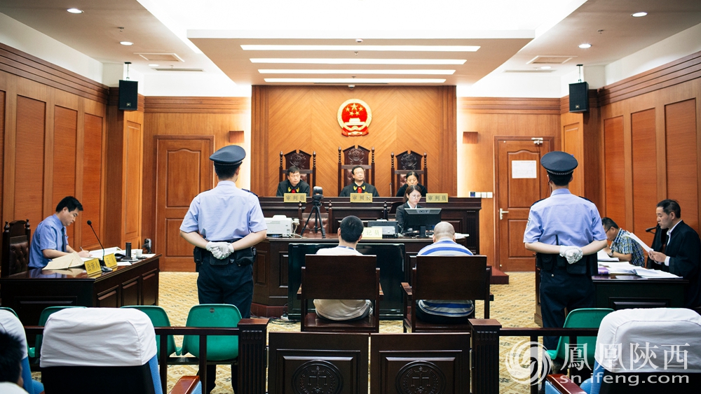 凤凰镜距离:情与法的较量