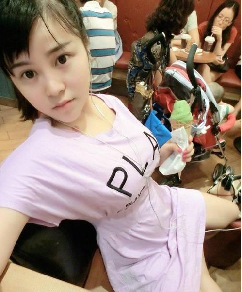 女主播晒大尺度私照竟说自己胸太大是烦恼图
