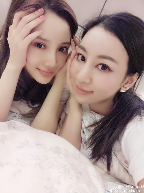真朋友!李小璐给闺蜜拍照 不惜牺牲自己形象
