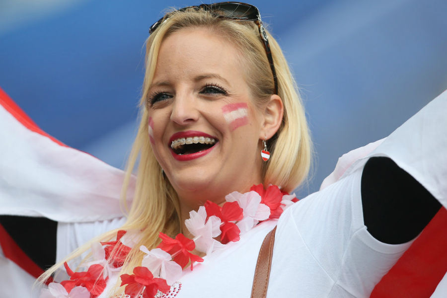 清纯美女球迷脸涂油彩 现场助威欧洲杯