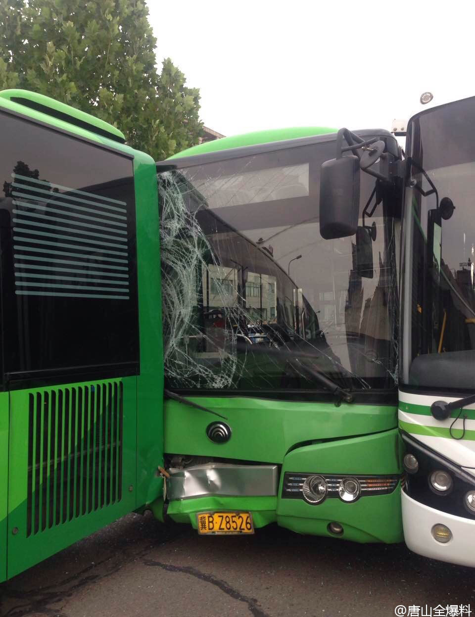 大学门前3公交车相撞 1死5伤