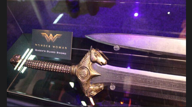 《神奇女侠》曝光新海报和道具 盖尔·加朵英姿飒爽