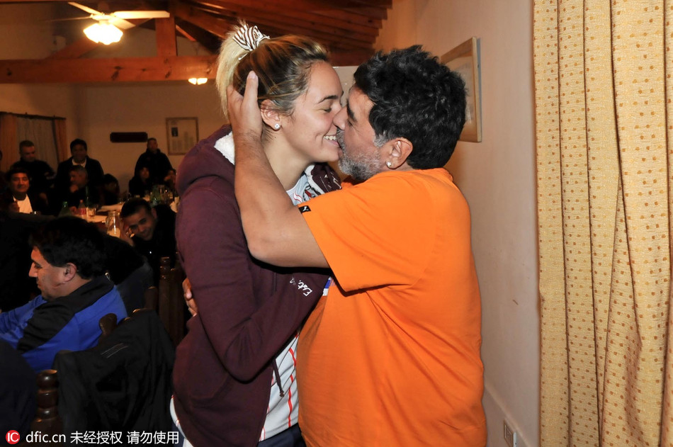 马拉多纳与小30岁女友热吻 狂秀恩爱