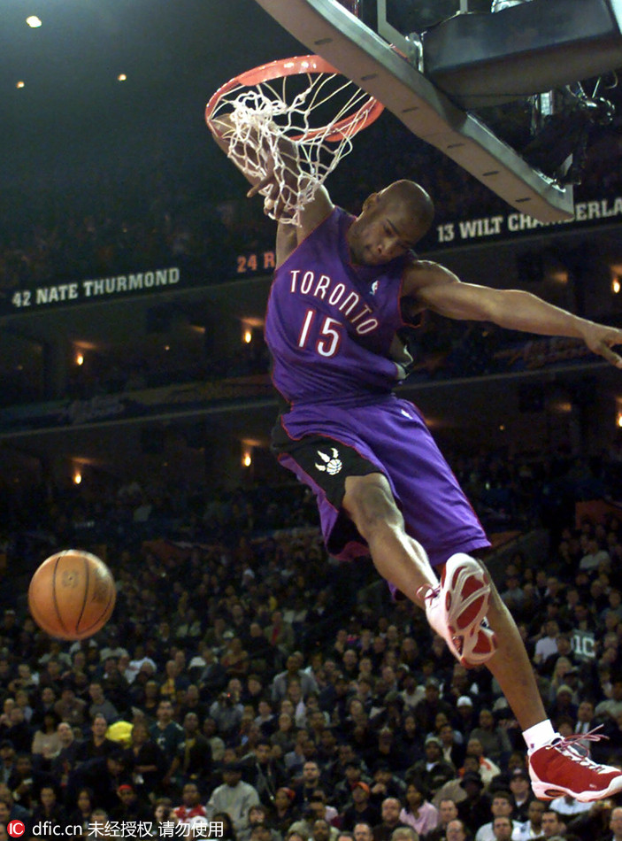 卡特纵身飞跃单臂挂筐