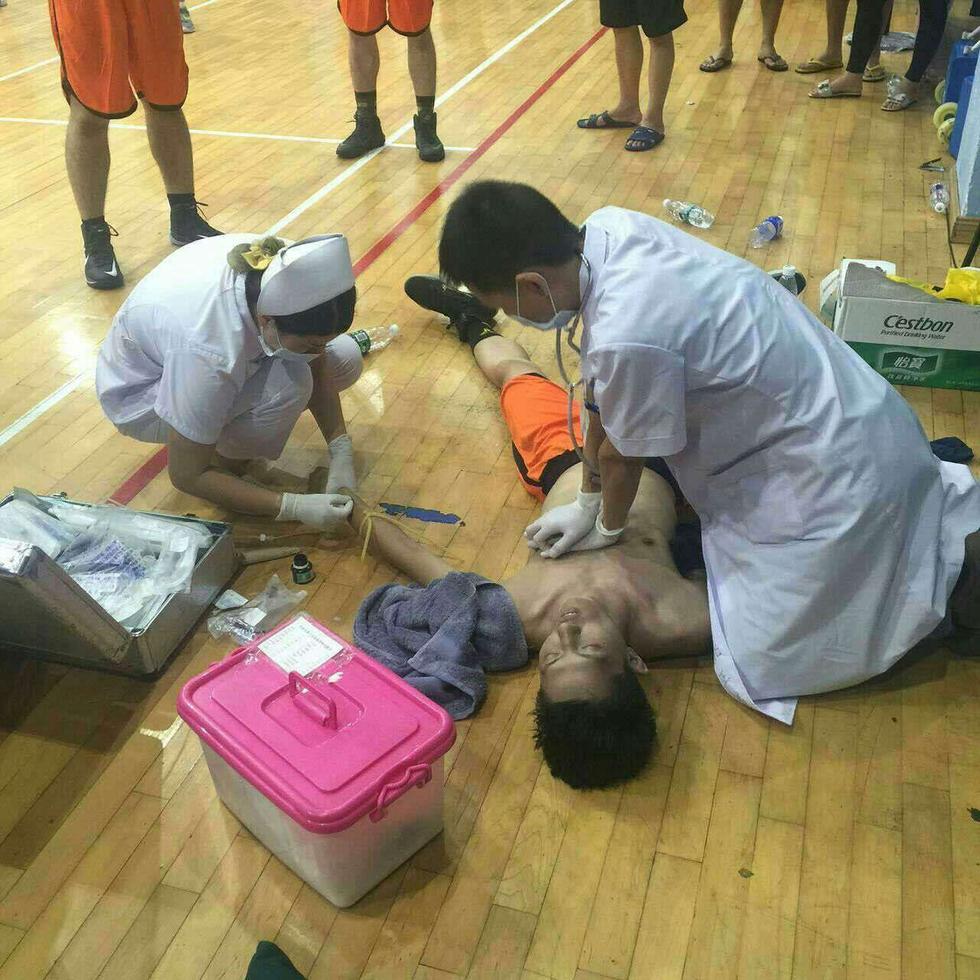 医护人员现场抢救凤凰体育讯 北京时间7月20日,昨晚22点35分左右,在