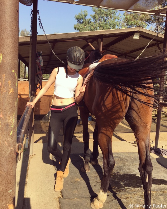 近日,前cba球员王仕鹏娇妻李跑在个人社交平台晒生活私照,变身美女