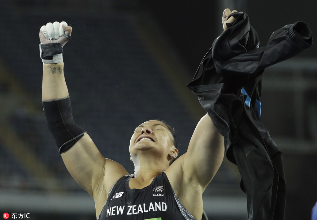 亚当斯投出了20米42的赛季最佳成绩,摘得银牌.