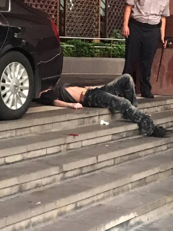 台男子不服判决 法院门口拿刀自残