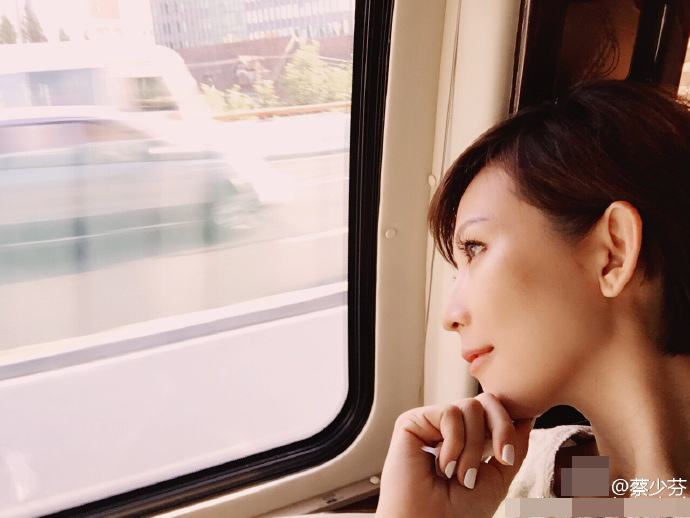 画面好文艺!蔡少芬清晨晒美照 微微侧头望向窗外