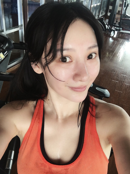 柳岩晒健身房自拍刚运动动后的她香汗淋漓
