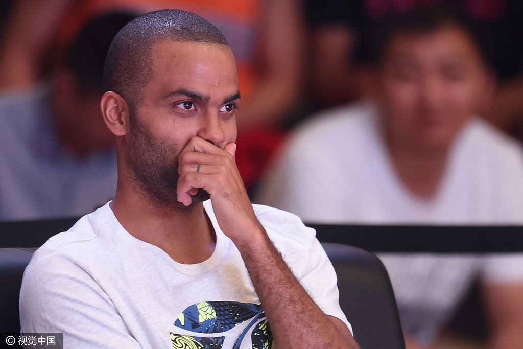 帕克空降京城 获女粉丝拥抱乐开花