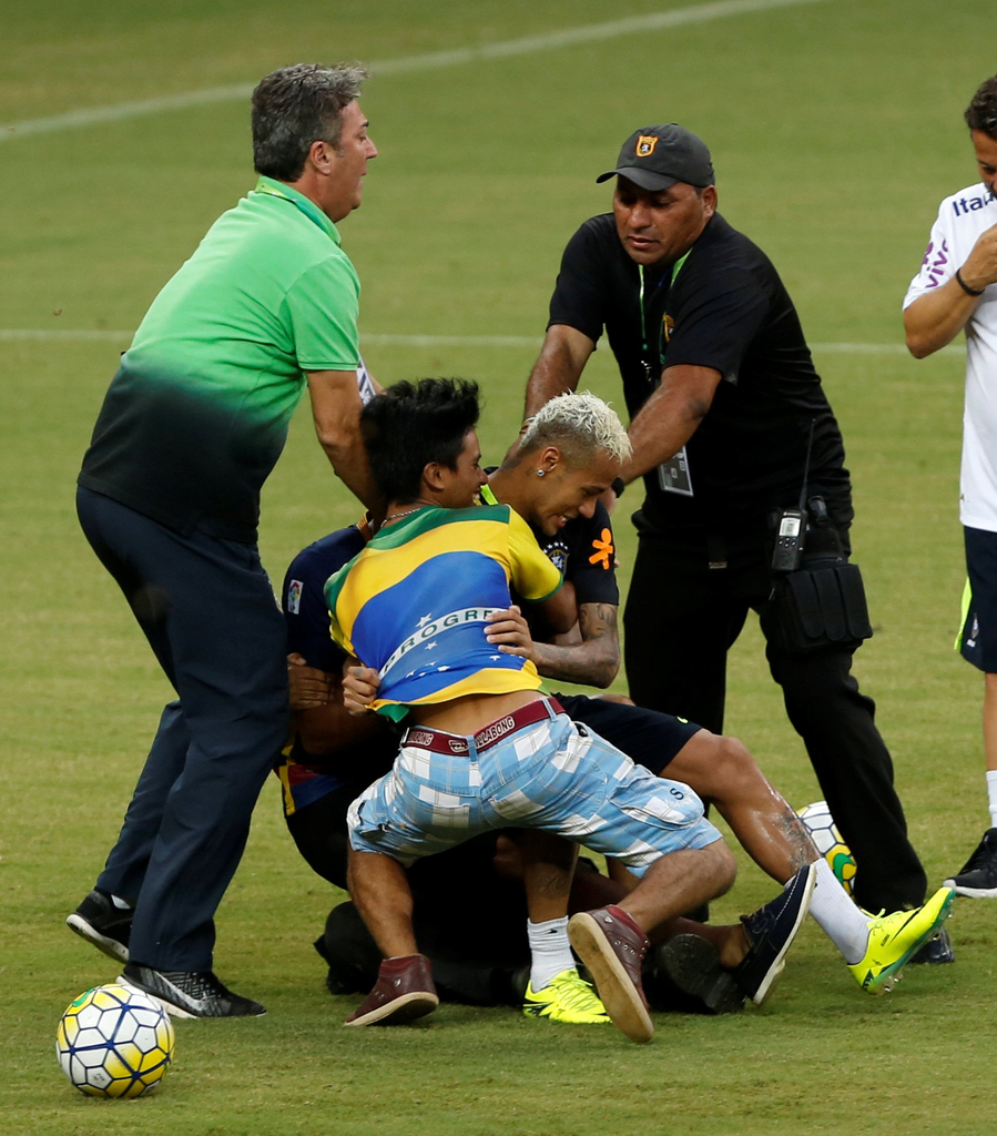 狂热球迷冲进训练场扑倒内马尔