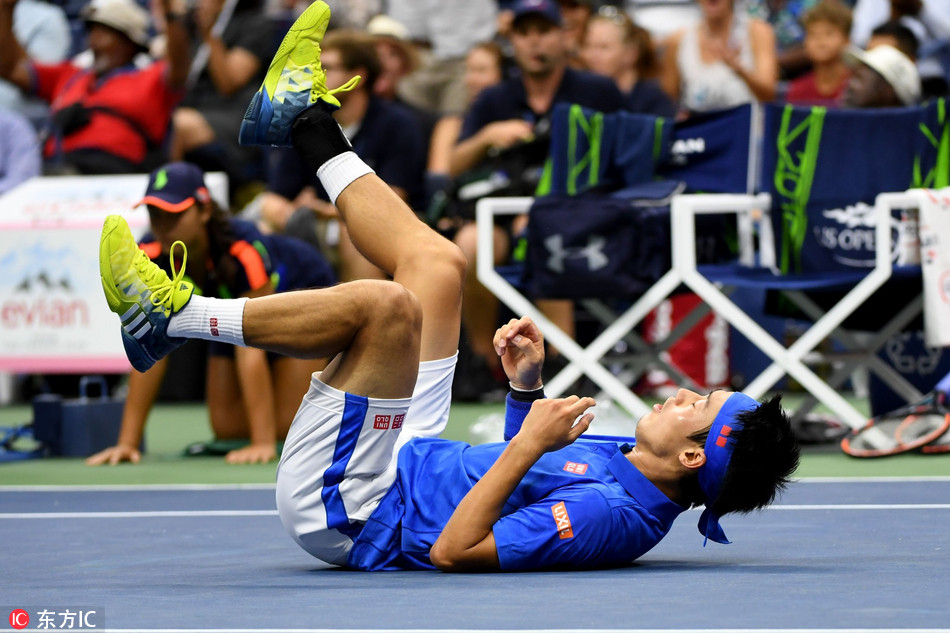穆雷遭锦织圭逆转 用球拍砸网袋发泄