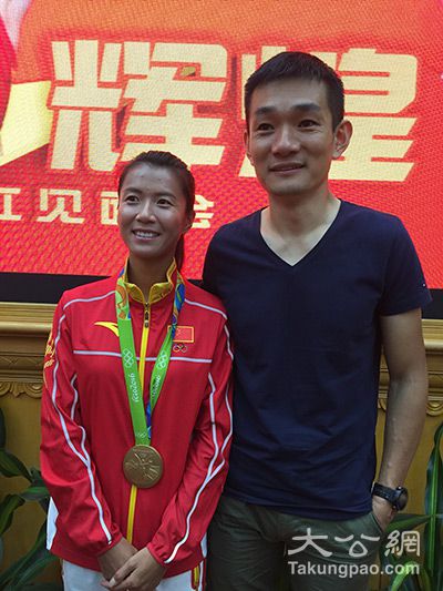 刘虹带老公出席家乡见面会获奖60万