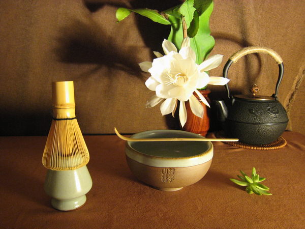 体验过日本抹茶道的人都知道,宾客在喝上一碗主人亲手打制的抹茶之前