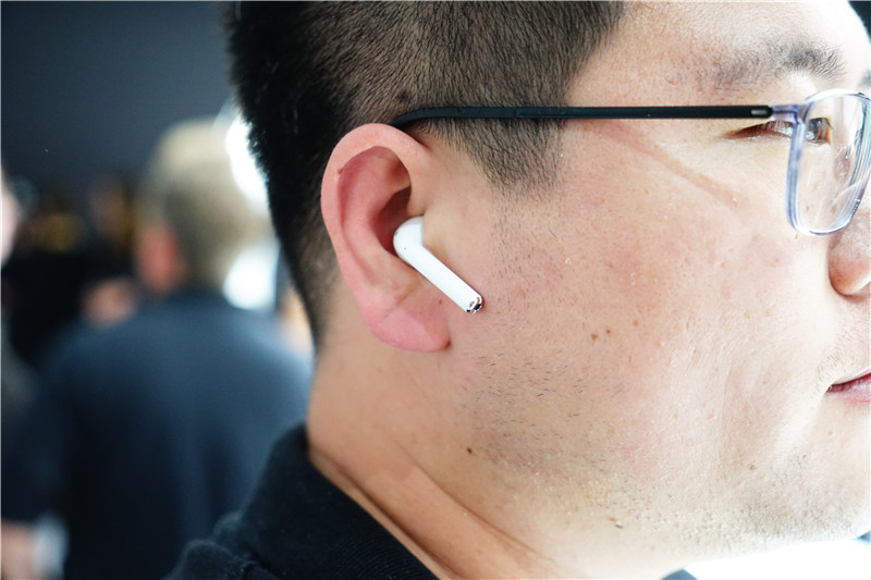 苹果在今天的发布会上推出了一款无线耳机airpods,配备w1无线芯片