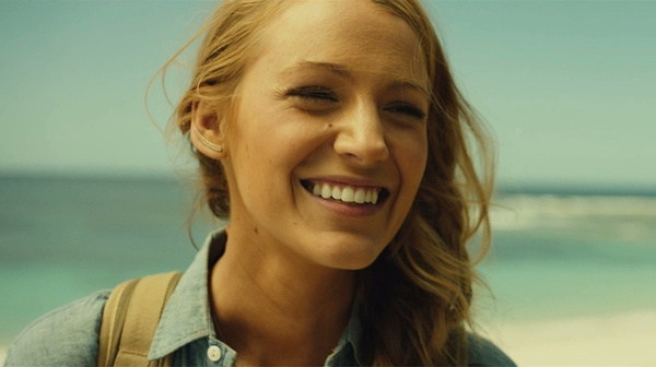 鲨滩上映原来美女大战鲨鱼可以让人吓到腿软