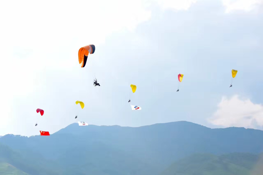 景點和旅遊項目,他們在關門山國家森林公園賞楓葉,關山湖水庫皮划艇