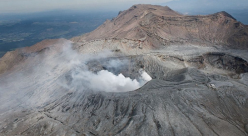 日本阿苏火山喷发 火山灰云高达万余米