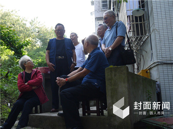 牟其中静静的看着自己亲笔写的墓志铭