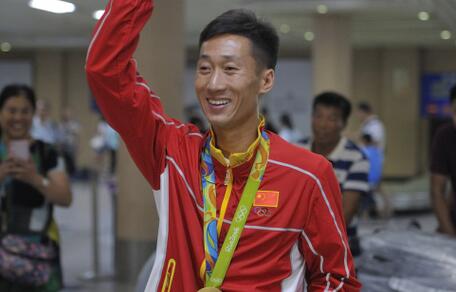 9月底的苏州正是虾蟹肥美的季节,以奥运冠军身份助阵的王镇出现在太湖