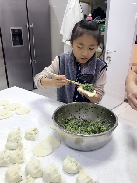 张艺谋娇妻晒女儿包饺子 小嘴微张十分认真