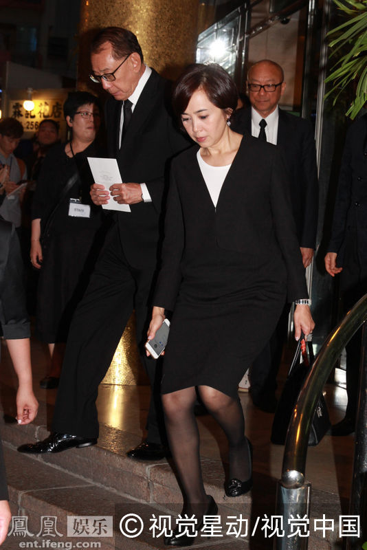 英皇的老板杨受成现身,走在前面的是他女儿杨诺思