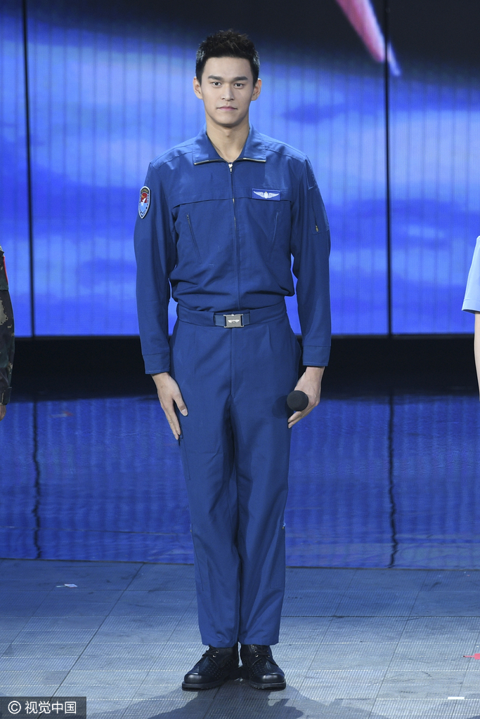 孙杨登台军装加身英气逼人!