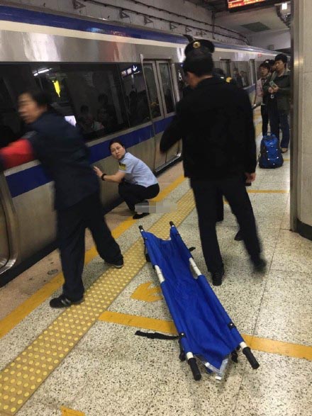北京地铁2号线乘客欲卧轨自杀被救