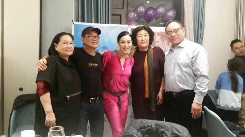 婚前设"家宴"!钟丽缇挽双方父母温馨合影