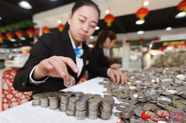 男子拉800斤零钱买豪车银行员工数钱到崩溃图