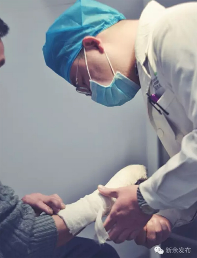 欧阳增洪正在给病人检查患处