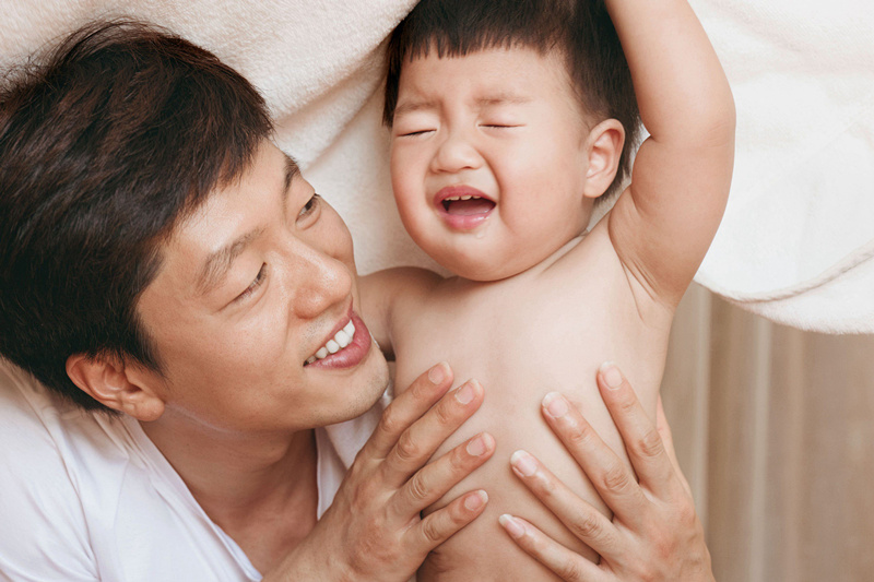 凌潇肃全家福曝光 儿子"秀肥肉"激萌可爱