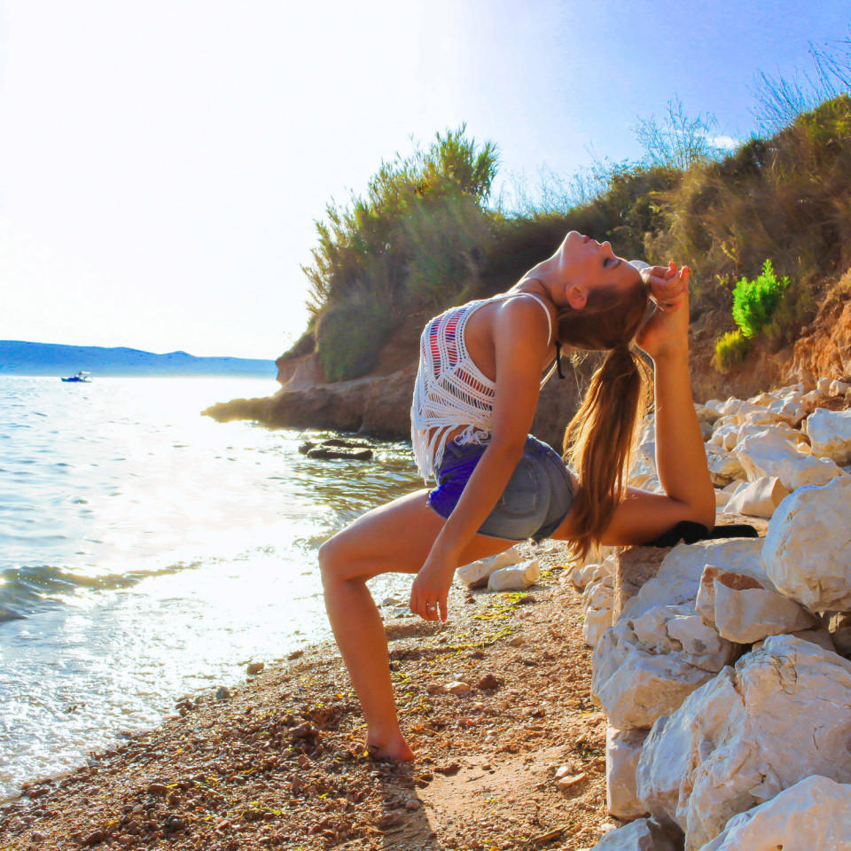 美女飞行员热爱瑜伽 一字马秀身材