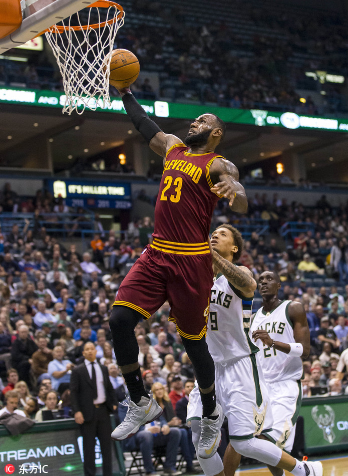 詹姆斯单臂扣篮