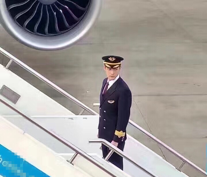 帅气胡歌穿机长制服回眸羞笑画面曝光