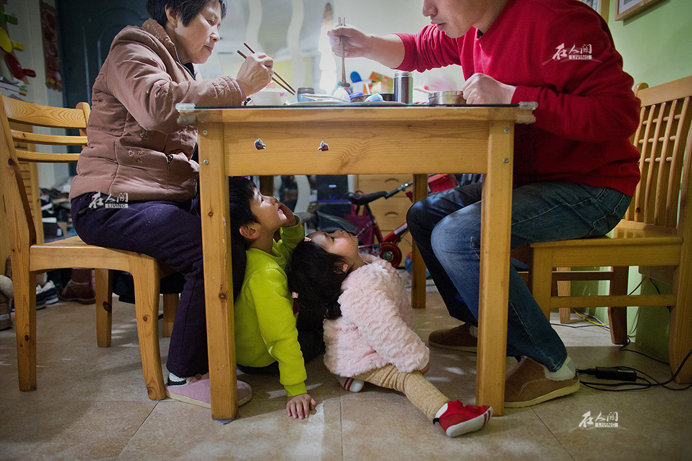 幼儿吃饭打闹图片图片