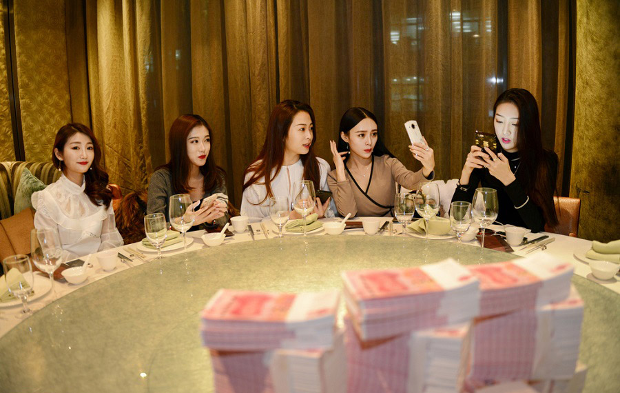 网络女主播领年终奖 百万现金堆成"小山"