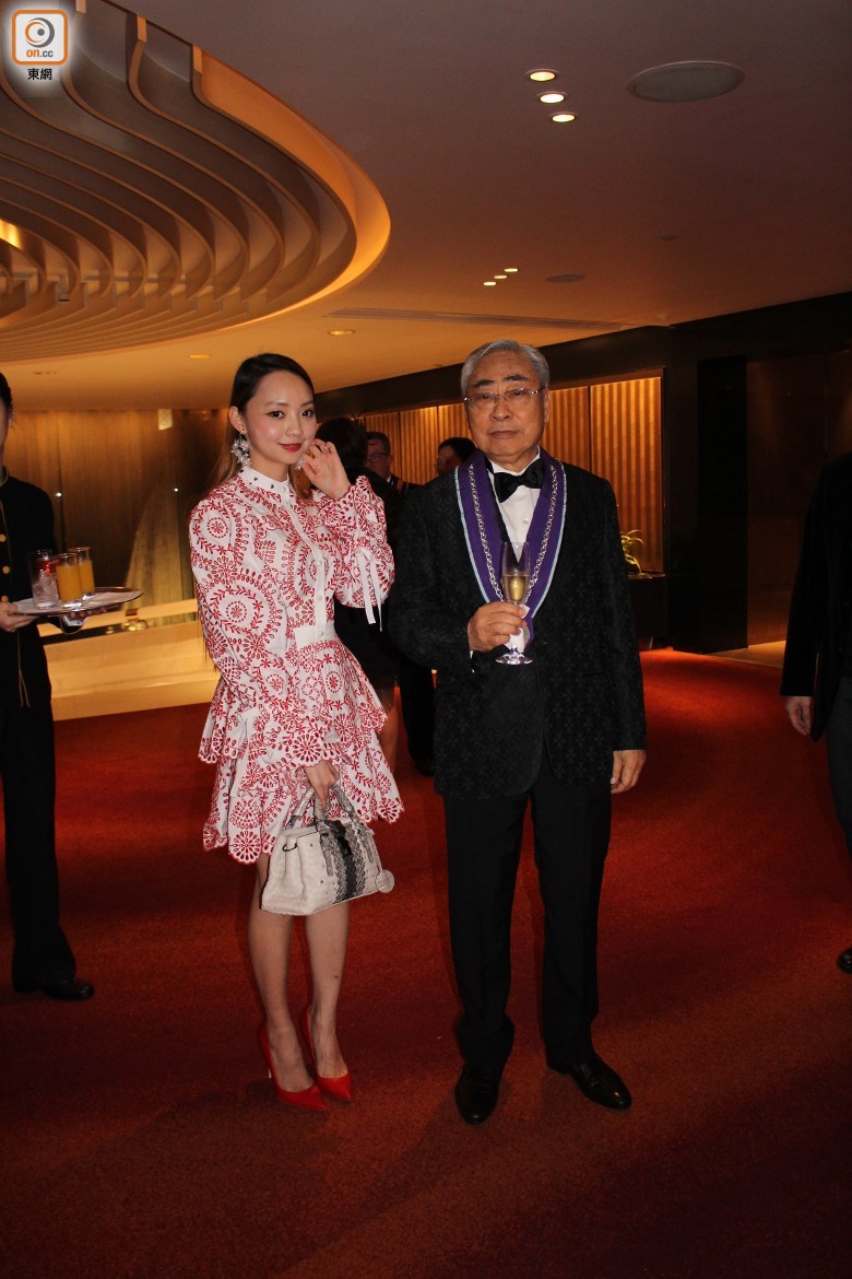 到底哪个才是新欢?80岁林建名身边不缺女伴