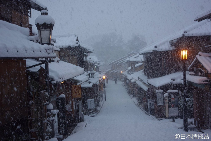 日本京都大雪 天狗雕像鼻子被壓斷