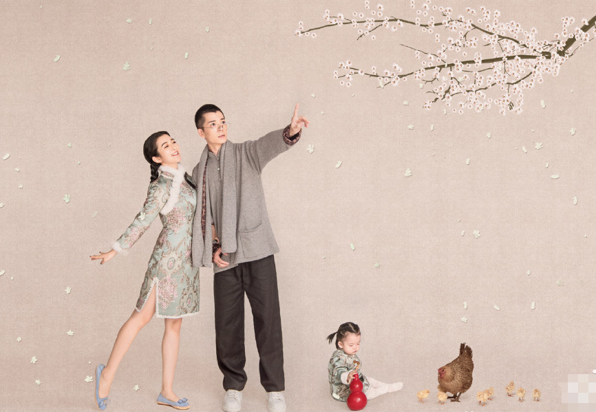 王栎鑫晒中国风全家福 看女儿的眼神