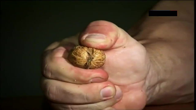 强力!扳手腕冠军丹尼斯用手指捏碎核桃