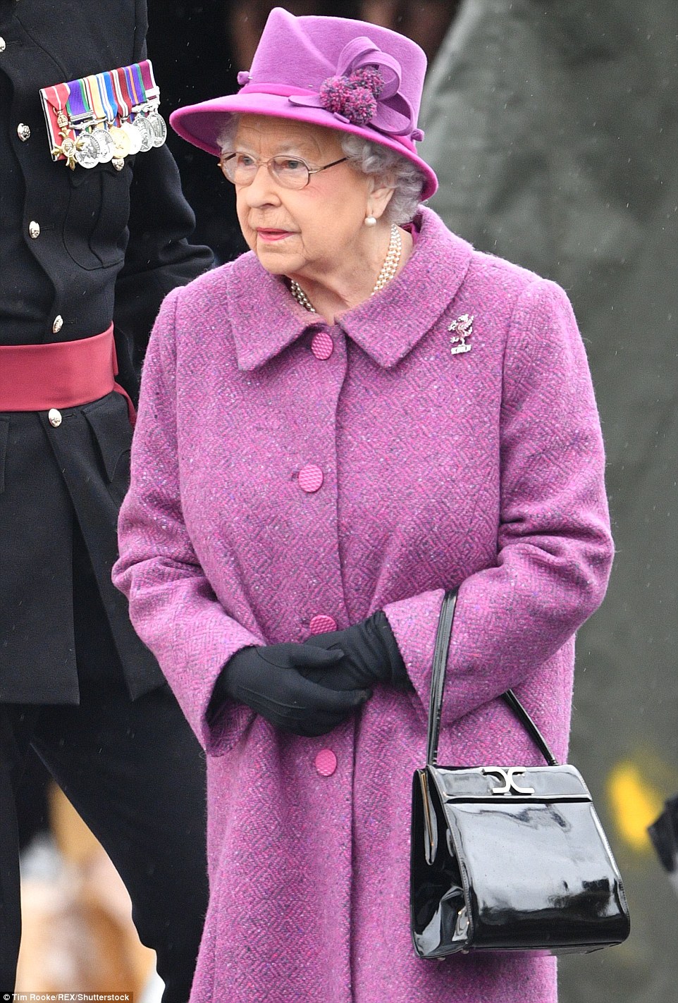 2017年3月6日,90岁的英国女皇伊丽莎白二世在马夫的陪同下,于泰晤士河