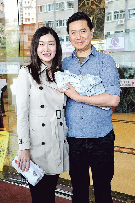 她是赵薇老公前任产后出院抱娃任富豪丈夫亲吻